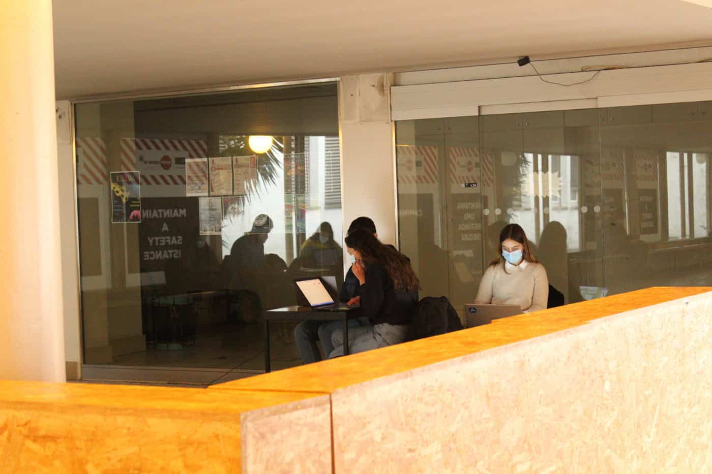 A três horas do fecho da votação, taxa de abstenção baixa os 83%