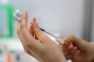 Vacinas são eficazes contra a variante ómicron, garante OMS