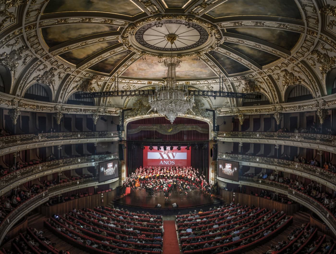 Bruno Pernadas, Filipe Sambado e Capitão Fausto atuam no Theatro Circo