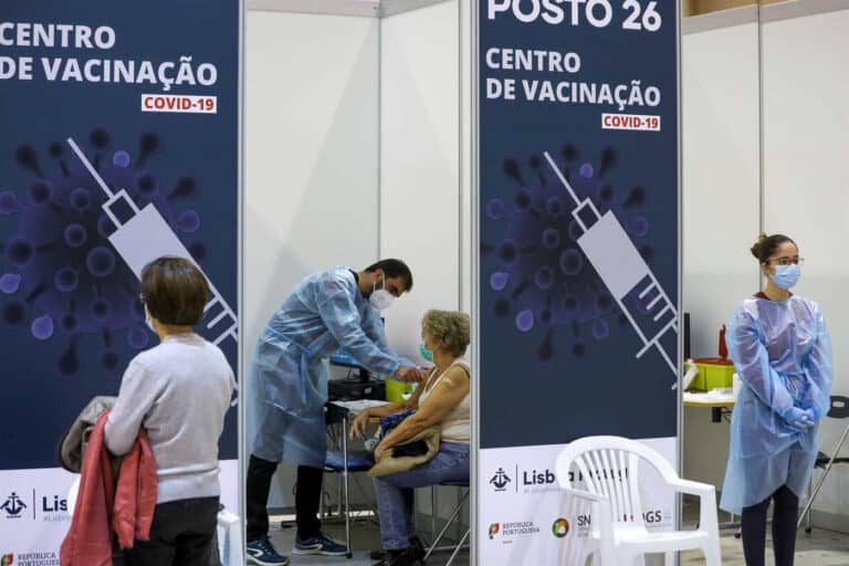 Ritmo de vacinação recua em Portugal, com dose de reforço&nbsp;