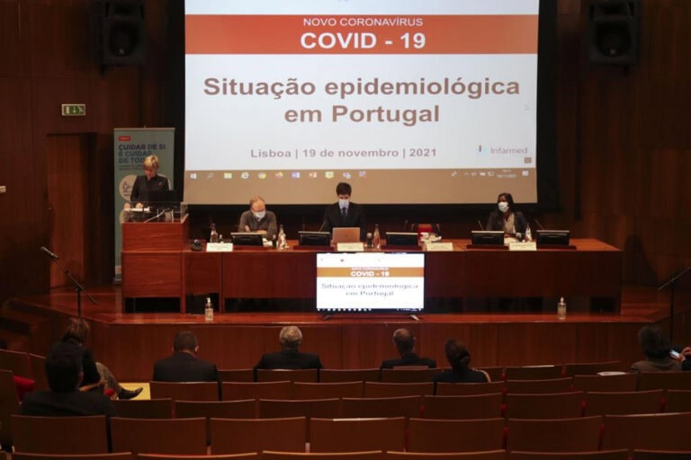 Políticos ouvem especialistas com o país a bater máximos de infeções