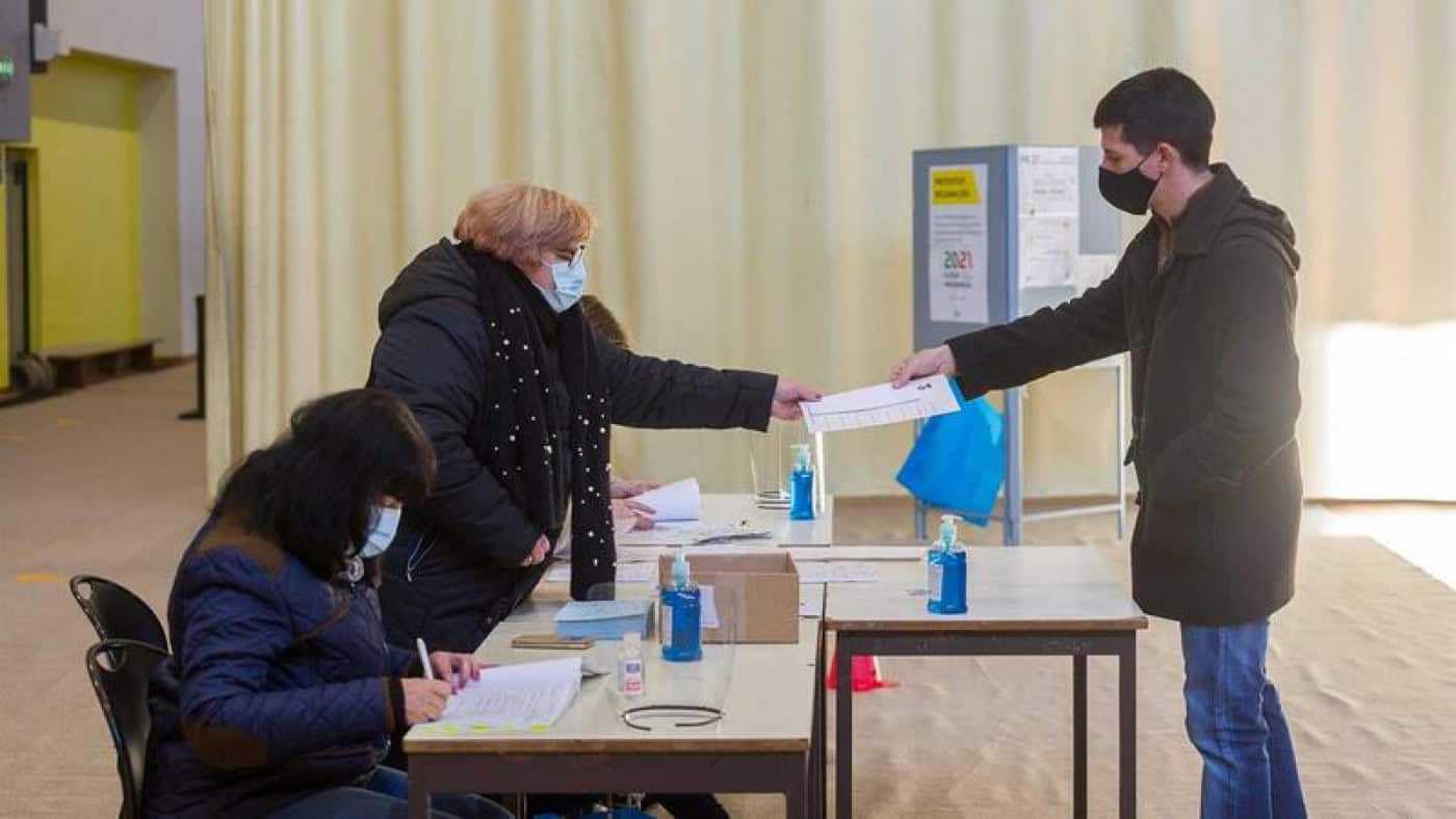 Membros das mesas de voto vacinados este sábado