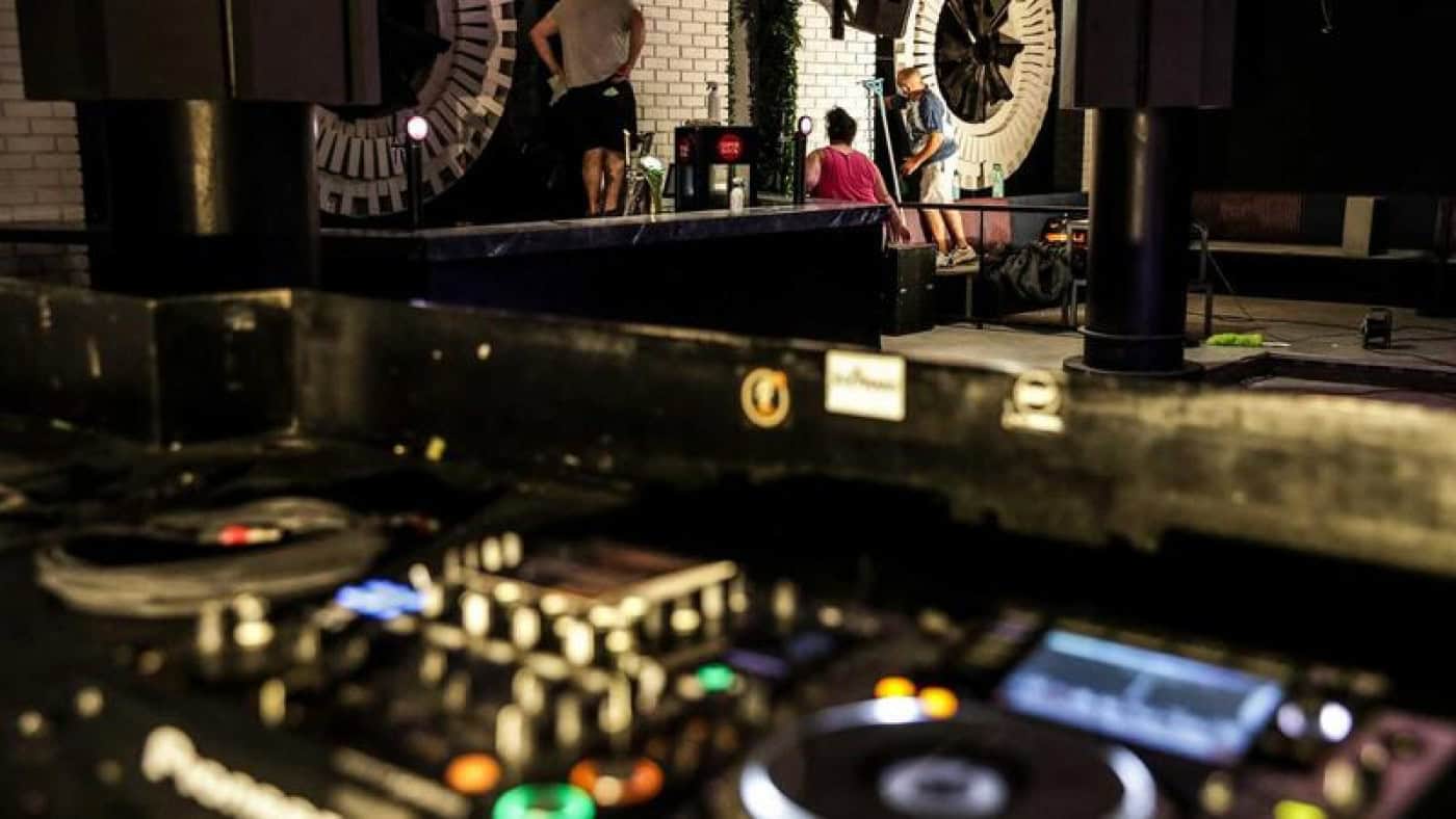 Bares e discotecas reabrem esta sexta-feira a partir das 22h00