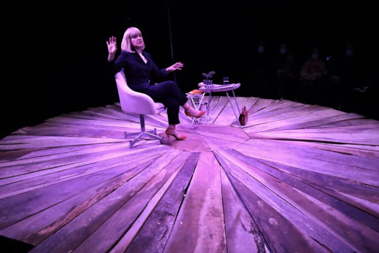 'Hiena', a peça que explora os dilemas do enriquecimento ilícito, chega à Casa das Artes