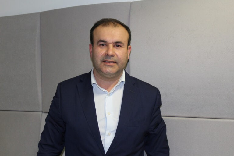 Aliança vai oferecer subvenções aos estudantes universitários carenciados