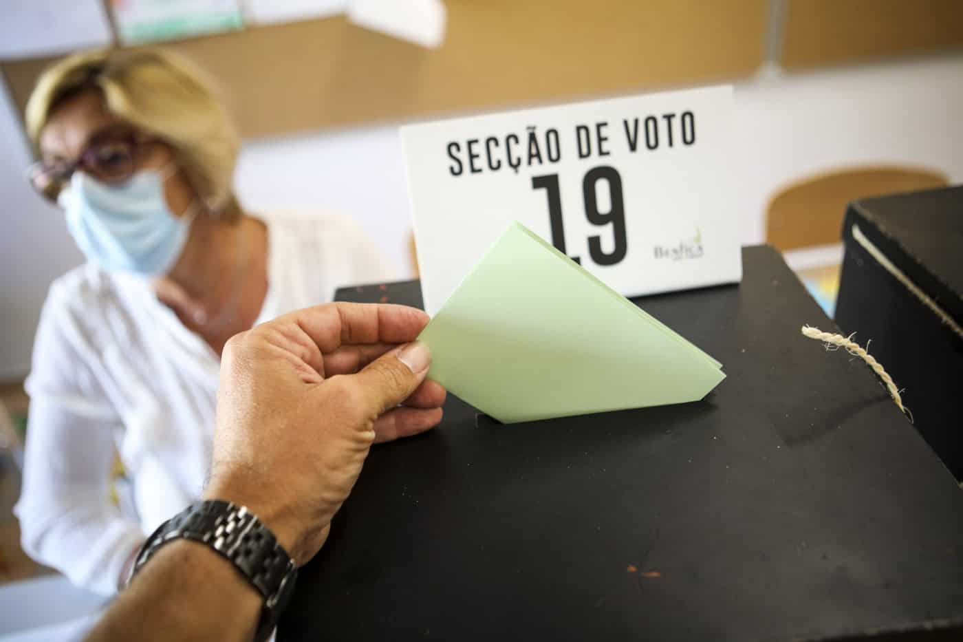 Urnas encerradas. Abstenção entre 49% e 54%