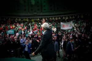 PS vence com maioria absoluta. Com 41,68% da votação, elege 117 deputados