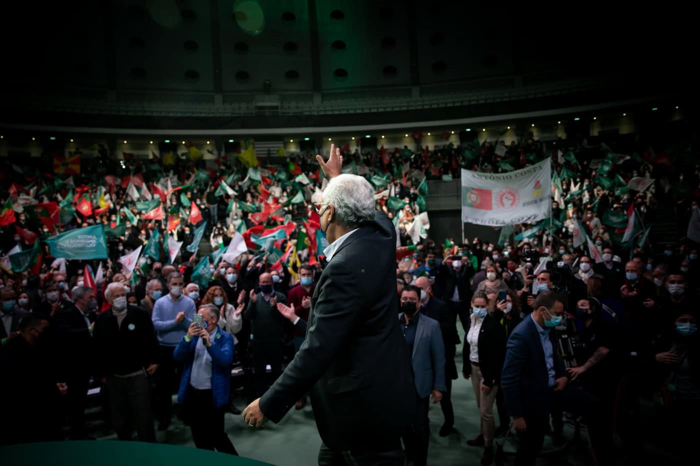 PS vence com maioria absoluta. Com 41,68% da votação, elege 117 deputados