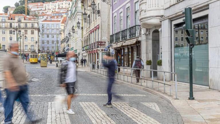 Taxa de desemprego desce para 5,9% em dezembro