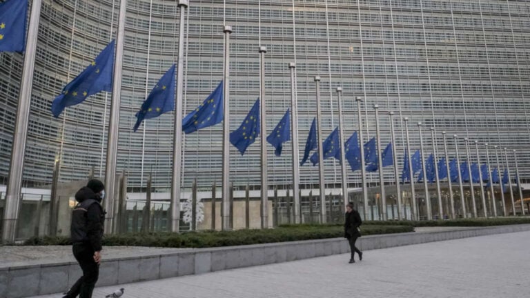 Bruxelas atualiza hoje projeções com economia e inflação a crescerem