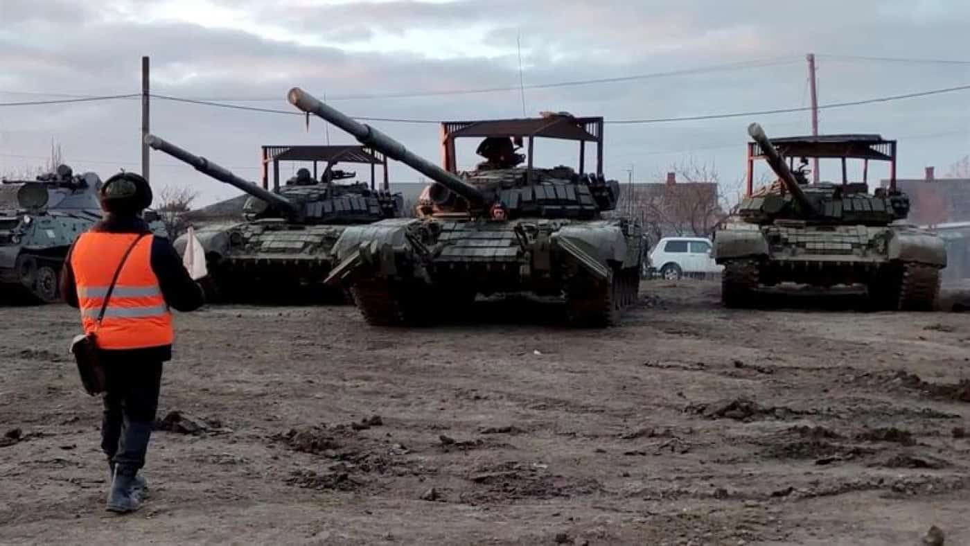 Rússia anuncia que continua a retirada militar na península da Crimeia