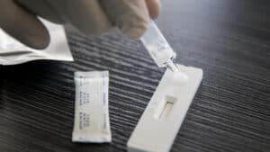 DGS atualiza norma que termina com isolamento dos contactos de alto risco