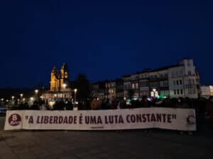Largas dezenas de pessoas marcham pela igualdade. “É uma luta antiga, mas ainda está a meio”