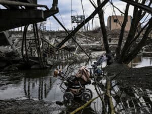 Forças russas e ucranianas em combate aceso no centro de Mariupol