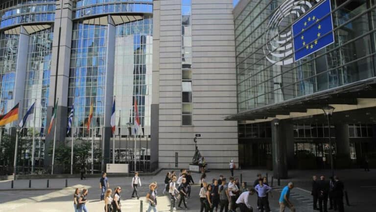 Líderes europeus reconhecem "aspirações europeias" de Kiev mas aguardam parecer