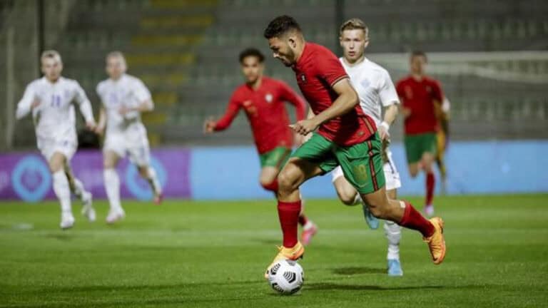 Rui Jorge faz apenas uma alteração no onze frente à Grécia