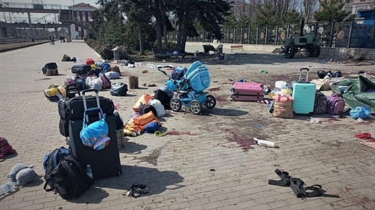 Mais de 30 mortos e 100 feridos em ataque contra estação de comboios no leste do país