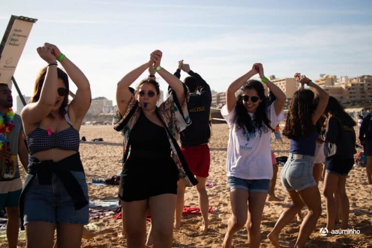 Mais de 200 alunos da UMinho já animam areal algarvio