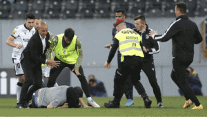 Adepto que invadiu relvado em Guimarães proibido de entrar em estádios&nbsp;