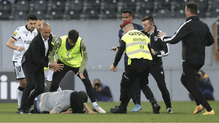 Adepto que invadiu relvado em Guimarães proibido de entrar em estádios