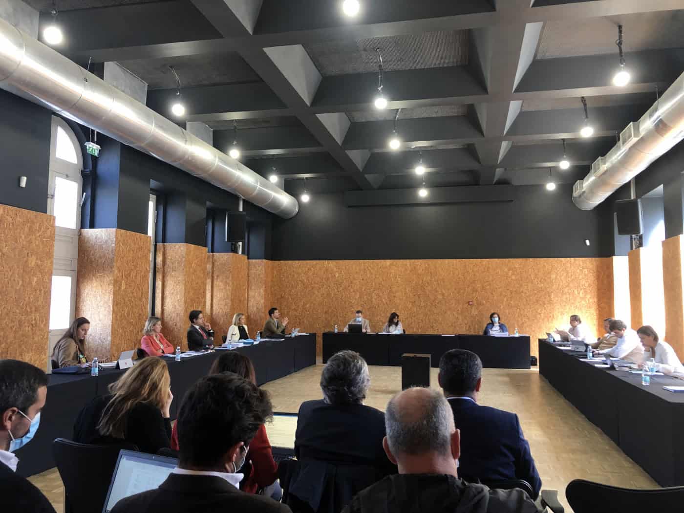 PS e CDU votam contra contas de 2021 e acusam executivo de "falta de investimento"