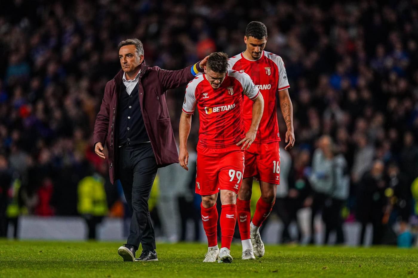 SC Braga eliminado da Liga Europa. Carvalhal elogia a equipa, Salvador critica arbitragem