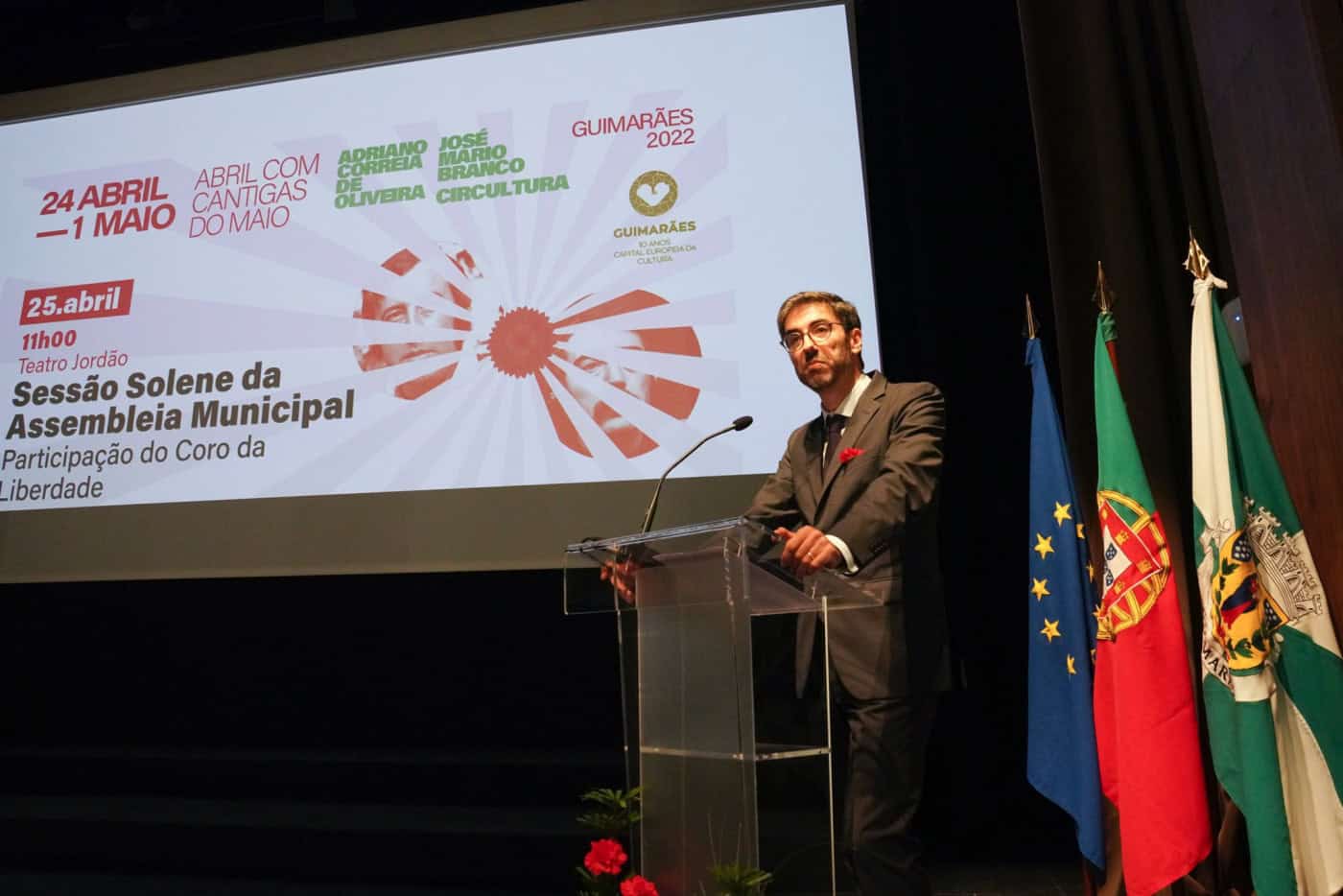 “Não se é democrata apenas em determinadas latitudes”