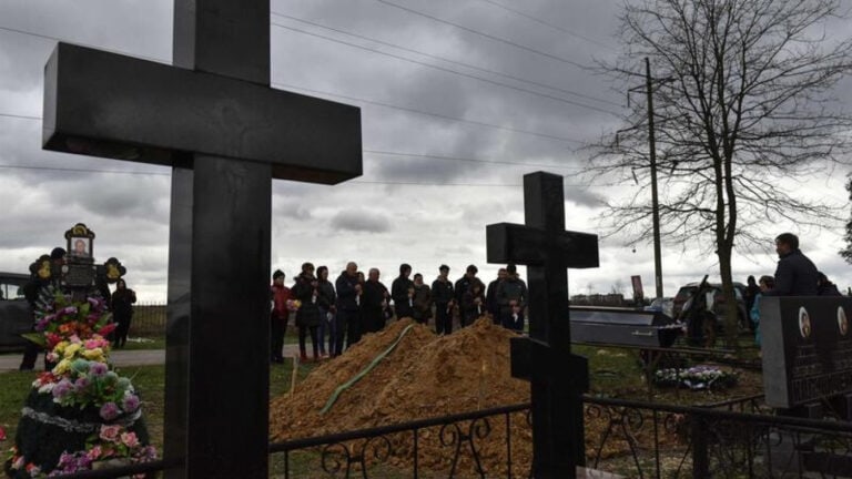 Amnistia Internacional diz que tropas russas cometeram crimes de guerra na Ucrânia&nbsp;