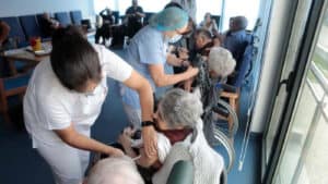 Idosos começam hoje a receber segundo reforço da vacina contra a covid-19&nbsp;