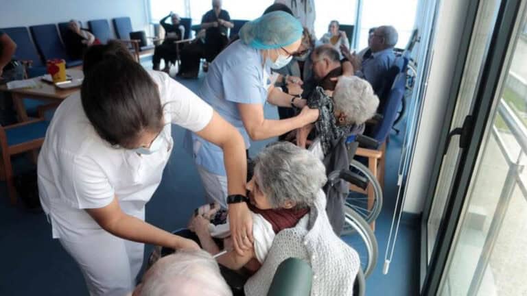 Idosos começam hoje a receber segundo reforço da vacina contra a covid-19&nbsp;