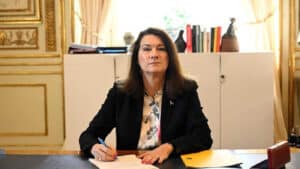 Chefe da diplomacia sueca assina candidatura de adesão à NATO