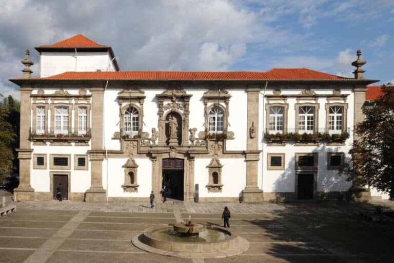 Câmara de Guimarães vai contratar dois diretores municipais