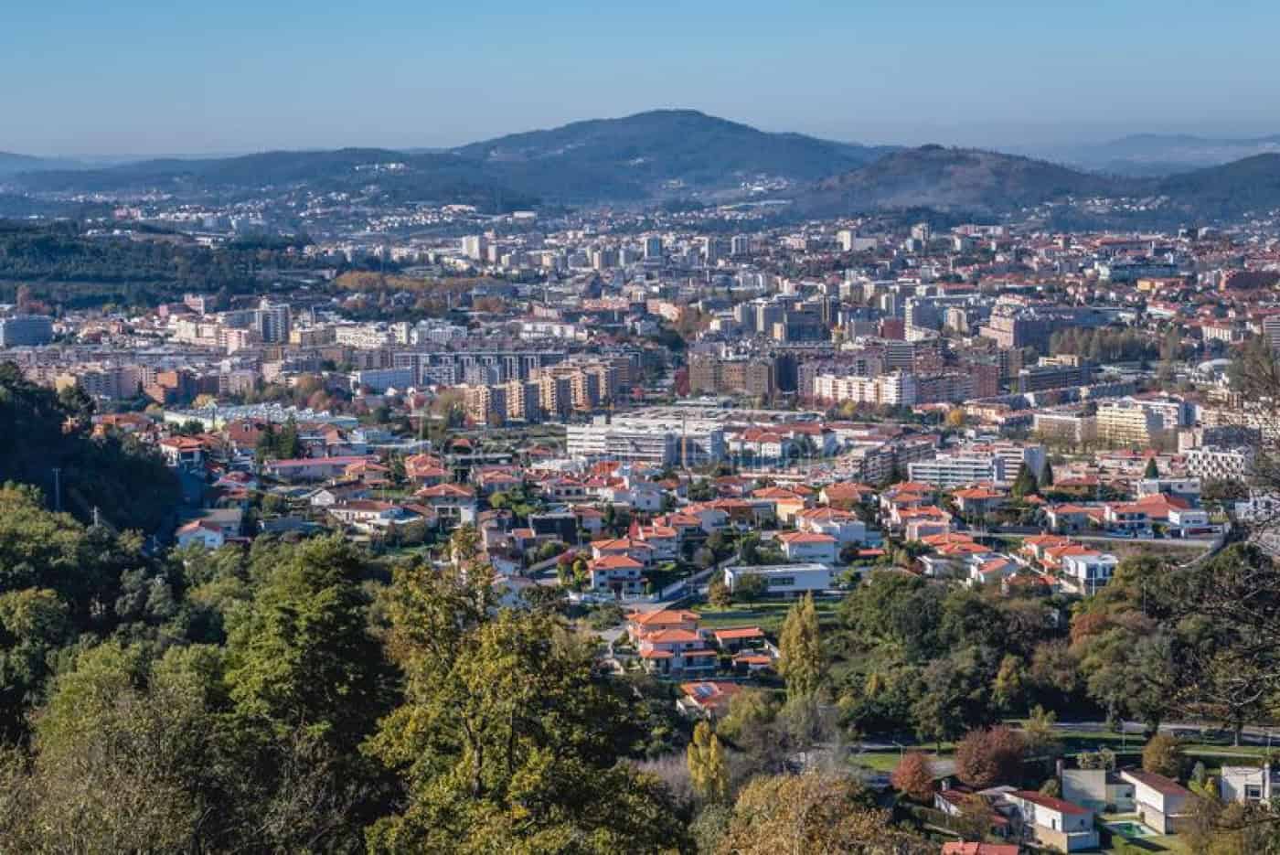 Praça do Município. Falta uma voz reivindicativa em prol da região junto do Governo