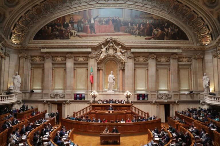 Assembleia da República aprova deslocação de deputados ao parlamento de Kiev&nbsp;