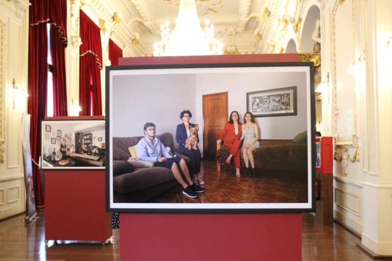 Theatro Circo recebe exposição fotográfica sobre famílias LGBTQI+ em Portugal