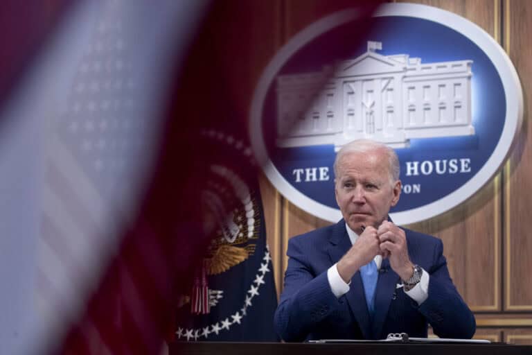 Joe Biden pede proibição de venda de armas de assalto a particulares&nbsp;