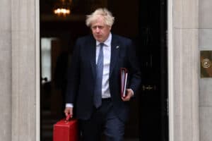 Boris Johnson sobrevive a moção de censura&nbsp;