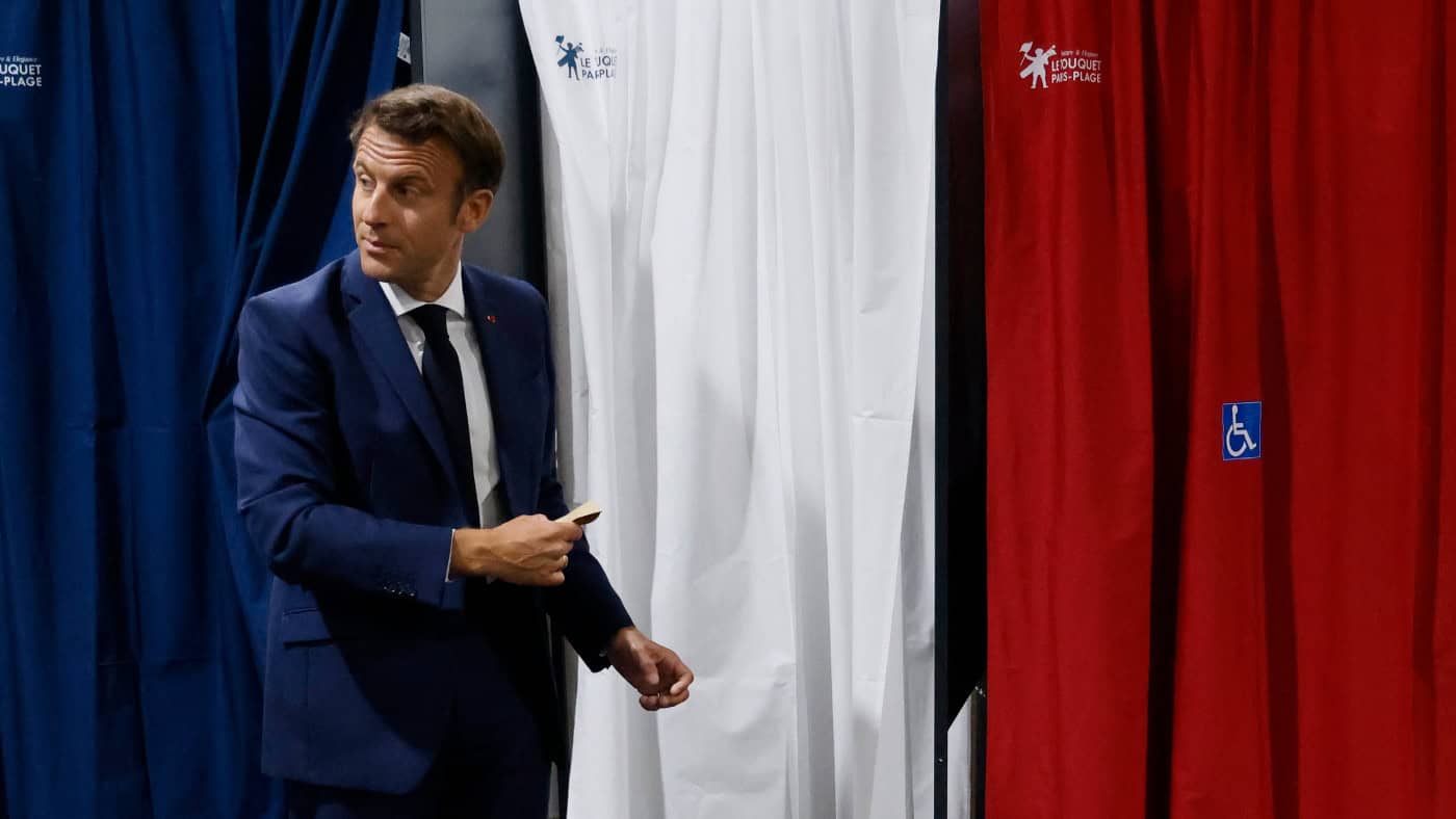Por menos de uma décima. Macron vence primeira volta, com Esquerda logo atrás