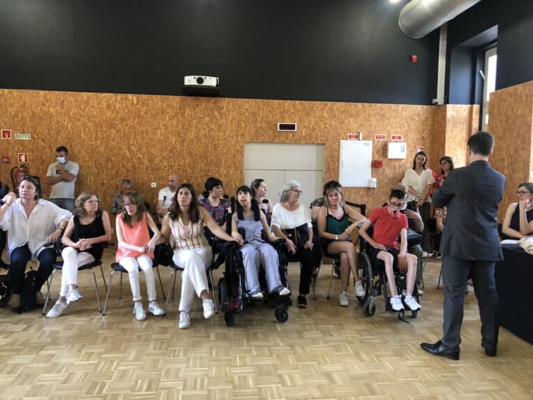 Mães protestam à porta da reunião do executivo. CMB vai apoiar crianças com deficiência durante as férias