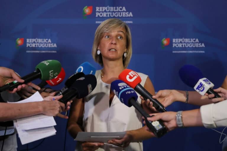 Ministra da Saúde anuncia "plano de contingência" nas urgências para os meses de verão