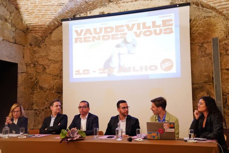 Circo contemporâneo habita espaço público do quadrilátero urbano