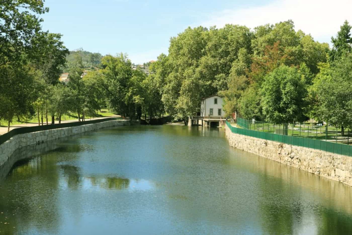 Poluição no Rio Vizela. BE critica inércia de entidades competentes