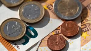 Euro toca mínimo de 20 anos face ao dólar&nbsp;