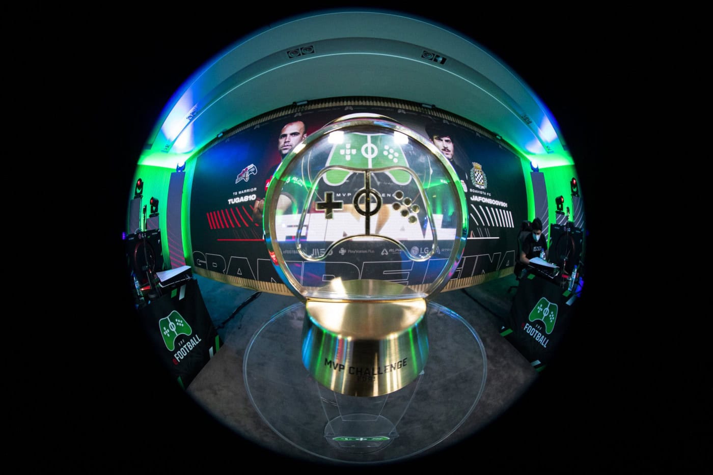 Guimarães recebe melhores jogadores do país de futebol virtual