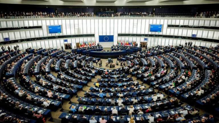 Eurodeputados pedem aos 27 que incluam aborto nos direitos fundamentais da UE&nbsp;