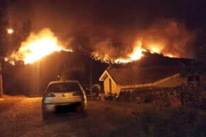 Fogo isola aldeias e obriga a retirada de habitantes no Parque Nacional da Peneda Gerês