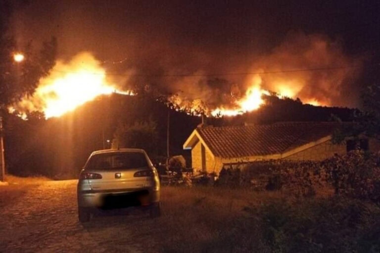 Fogo isola aldeias e obriga a retirada de habitantes no Parque Nacional da Peneda Gerês