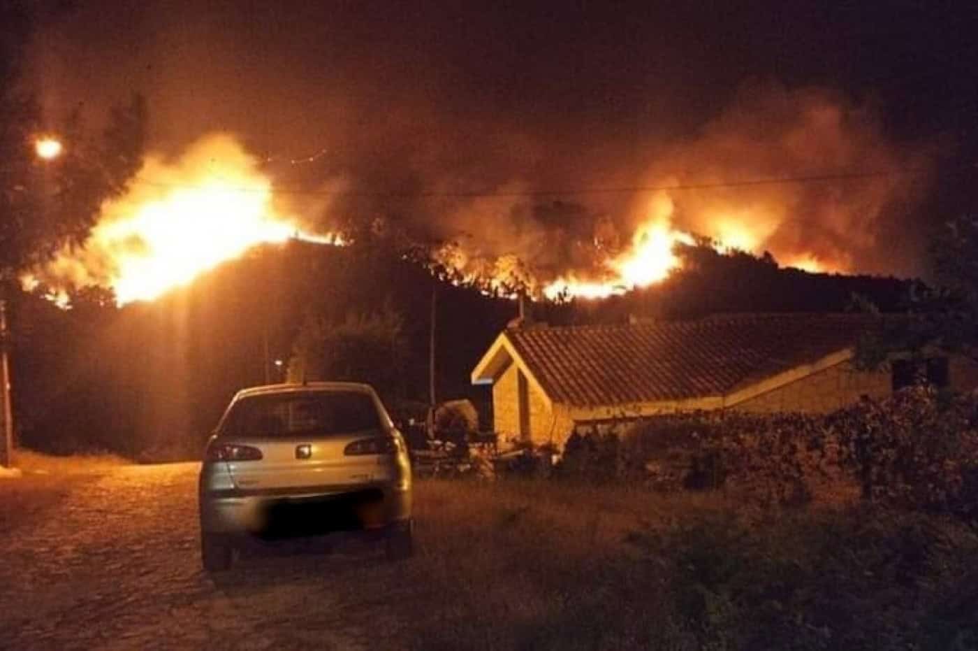Fogo isola aldeias e obriga a retirada de habitantes no Parque Nacional da Peneda Gerês