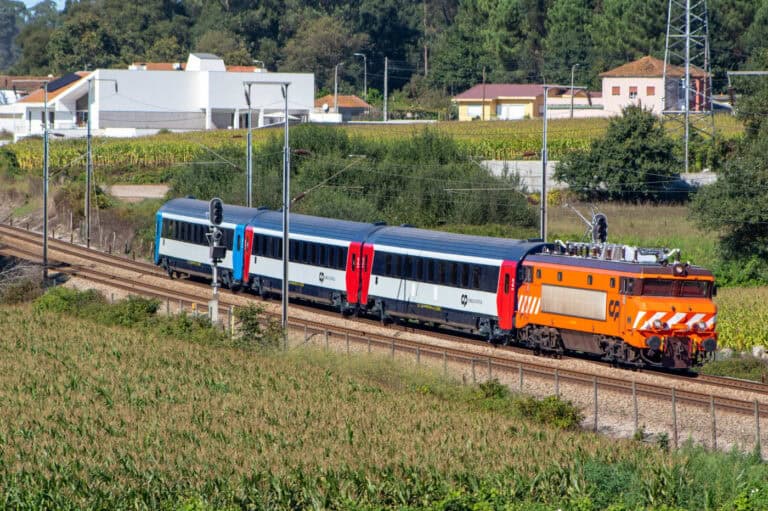 Portugal tenta acordo com Espanha para comboio elétrico até Vigo