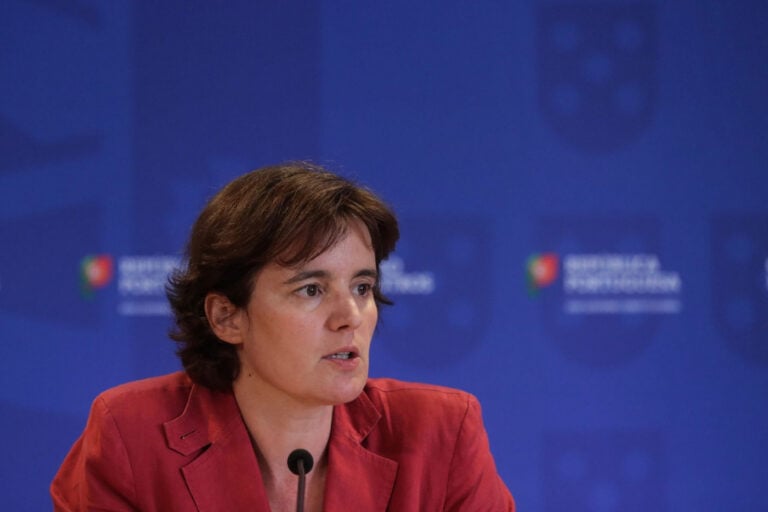 Máscara vai continuar a ser obrigatória em alguns locais até final de agosto